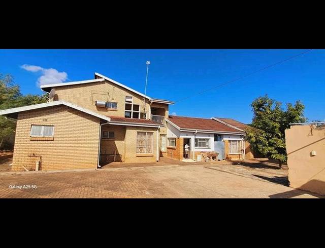 6 BEDROOM HOUSE FOR SALE IN SHAYANDIMA